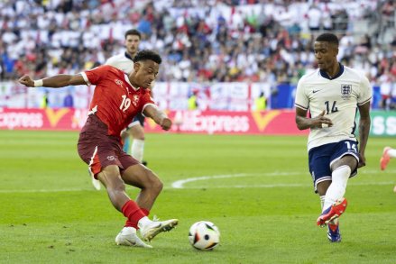 Natispieler Dan Ndoye im Dribbling