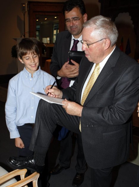 Bundesrat Christoph Blocher gibt 2007 nach der Unterzeichnung des revidierten Lugano-Übereinkommens ein Autogramm (Bild: keystone-sda)