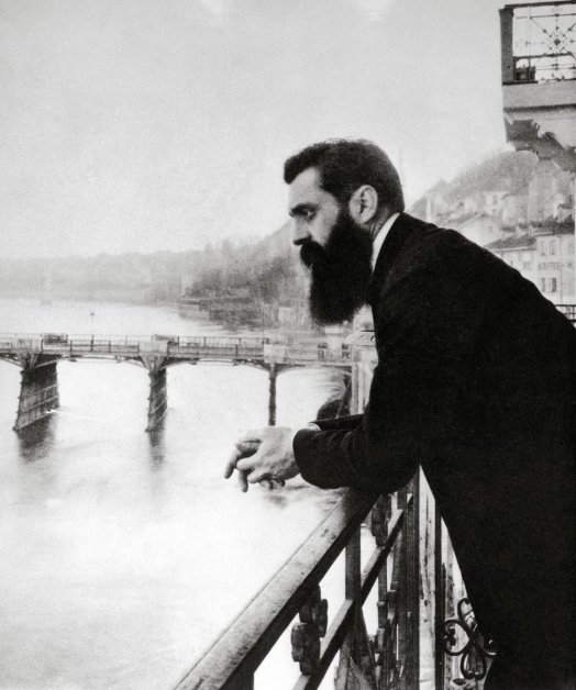 Theodor Herzl auf der Terrasse des Hotels «Drei Könige» im Jahr 1897 in Basel, in dem er während des ersten Zionistenkongresses wohnte. Herzl stützt sich auf dem Geländer und blickt auf den Rhein. Bild: Keystone