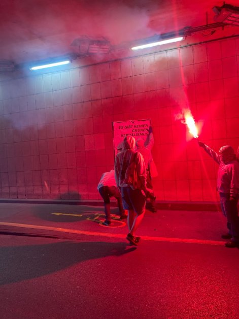 Der revolutionäre Block in Aktion mit Pyros und Sprayereien.