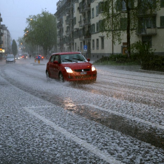 Durch Wettermanipulation soll Hagel verhindert werden: Gewittersturm in Luzern. Bild: Keystone