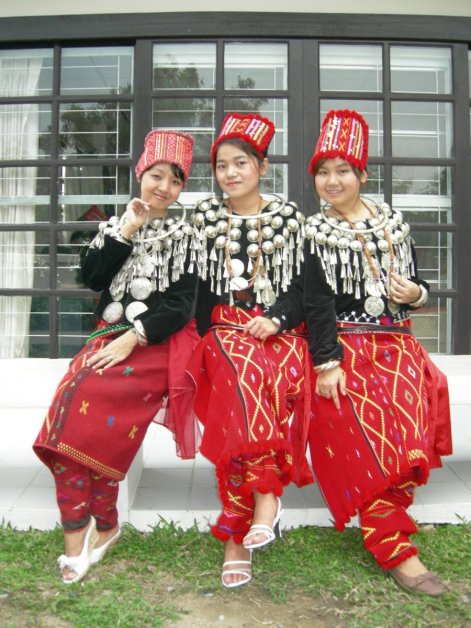 Drei Kachin-Frauen in traditioneller Tracht. (Bild: Yoav David, Wikipedia Commons)