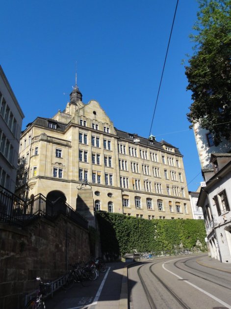 Das Gymnasium Leonhard in Basel ist das grösste im Kanton. Viele Schüler gehörten da nicht hin. Foto: Basel-Stadt