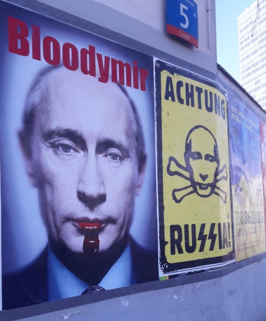 Antirussische Propaganda-Plakate in Polen. Warschau ist kein Freund von Moskau. Die Polen solidarisieren sich stark mit ukrainischen Flüchtlingen. Die Hilfsbereitschaft wird aber auch kritisch betrachtet. (Foto: Nebelspalter)