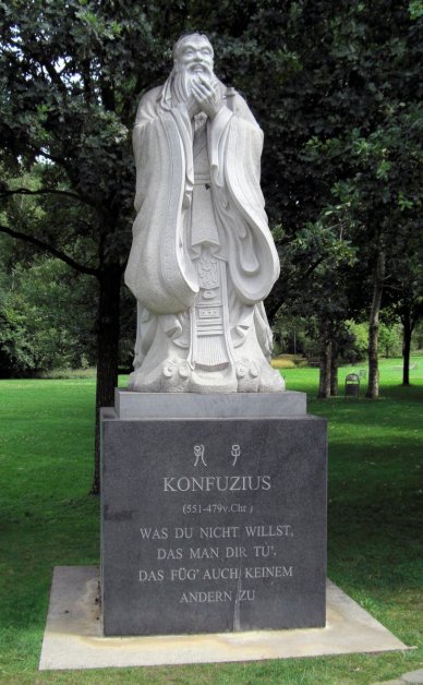 Statue des Konfuzius in Berlin-Marzahn. Auf Konfuzius geht der Konfuzianismus zurück. (Bild: Wikipedia)