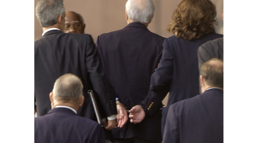 In den USA von grosser symbolischer Bedeutung: der öffentliche Einsatz von Handschellen bei Prominenten., wie hier bei Kenneth Lay, ehemaliger CEO des Energiekonzerns Enron und einer der Hauptverantwortlichen für den Milliardenbetrug beim Gang in den Gerichtssaal im Jahr 2004.
Bild: Keystone
