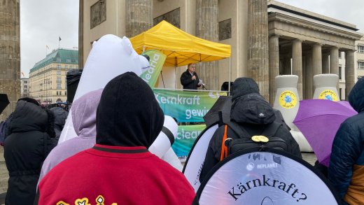 Pro-Kernkraft-Demo in Berlin, anlässlich der Abschaltung der letzten drei Atomkraftwerke in Deutschland.