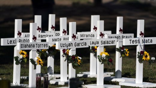 Symbolische Grabkreuze nach dem Amoklauf in Texas, der 19 Schüler und zwei Lehrer das Leben gekostet hat. Bild: Keystone