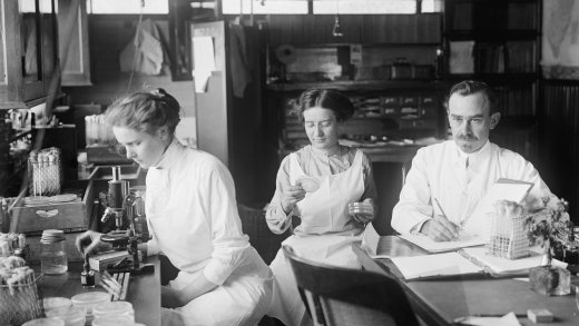 Frauen und Männer gemeinsam in der Bakterienforschung in den USA im Jahr 1912. Bild: Keystone