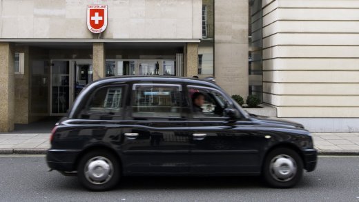 Wie wird sich die Beziehung entwickeln? Ein Londoner Cab, auch bekannt als Hackney Carriage, vor der Schweizer Botschaft. Bild. Keystone-SDA