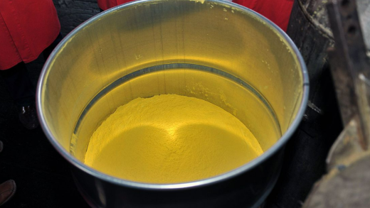 Yellowcake, ein Pulver aus Uranverbindungen, ist der Ausgansstoff für die Herstsellung von Kernbrennstoff. Bild: Wikipedia