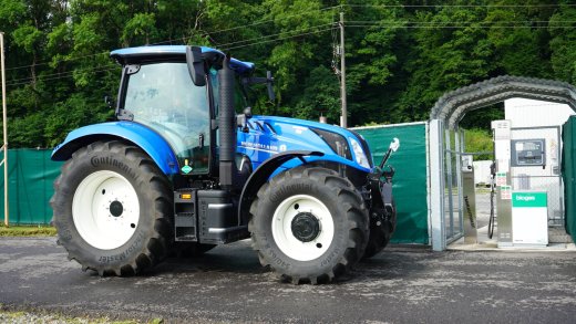 An der Biogastankstelle des Hofs ­Unter­bruck in Thayngen können nicht nur Traktoren tanken, sondern auch Autos und Lastwagen. Bild: Jürg A. Stettler