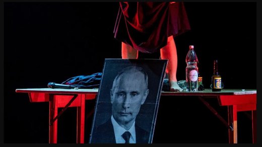 Ein Bild, das nur kurze Zeit im Internet auffindbar war: Während des Theaterspektakels nässt ein Bandmitglied von Pussy Riot das Porträt von Wladimir Putin ein. Die Aktion ist mitfinanziert von Entwicklungshilfegeldern.