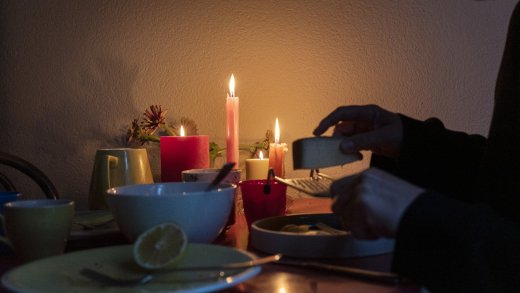 Das romantische Neujahrsessen bei Kerzenlicht: Nur etwas für Extrem-Stromsparer (Quelle: Keystone)