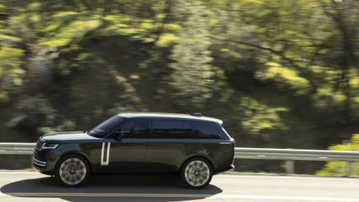 Der grosse Range Rover legt sich wie ein schützender Kokon um seine Insassen. (Bild: Land Rover)