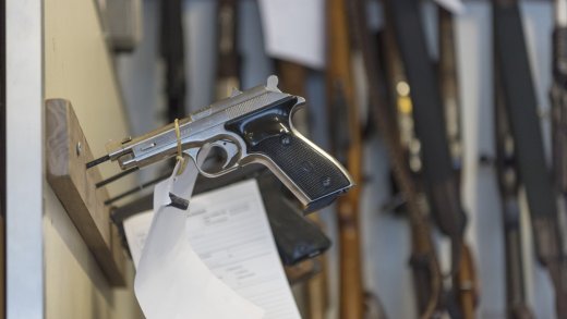 «Wehren? Ja, aber nicht mit einer Schusswaffe.» Das rät die Schweizerische Kriminalprävention. Bild: Keystone-SDA