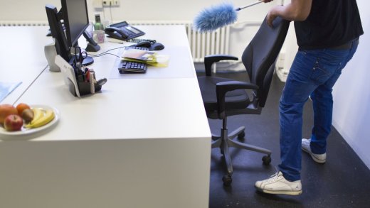 Reinigungskräfte kommen in die Büros von wichtigen Mitarbeitern, oft, ohne dass ihr Identität durchleuchtet wurde.  (Bild: Keystone)