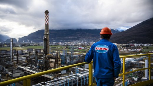 Ein Arbeiter blick auf die 2015 stillgelegte Ölraffinerie von Tamoil in Collombey, Wallis. Bild: Keystone