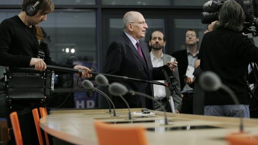 Der damalige Bundespräsident Pascal Couchepin (FDP) 2008 bei einer Medienkonferenz zu seinem «Versprecher». (Bild: Peter Klaunzer / Keystone)