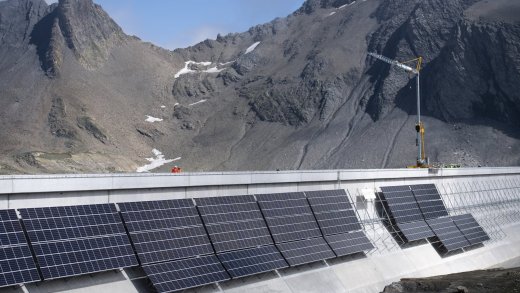 Alpiner Solarstrom – wie hier am Muttsee im Kanton Glarus – ist wohl kaum die Lösung für die Schweizer Stromkrise. Bild: Keystone