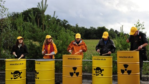 Nach einigen hundert Jahren ist fast keine Strahlung mehr da: Protestaktion gegen Atomabfälle in Trüllikon (ZH). Bild: Keystone