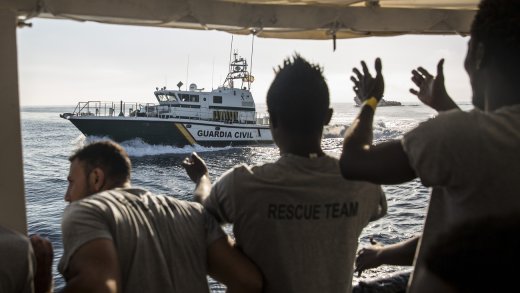 Die Aussengrenzen des Schengenraums scheinen ziemlich löchrig zu sein: illegale Bootsmigranten vor der Küste Spaniens, 2018. Bild: Keystone
