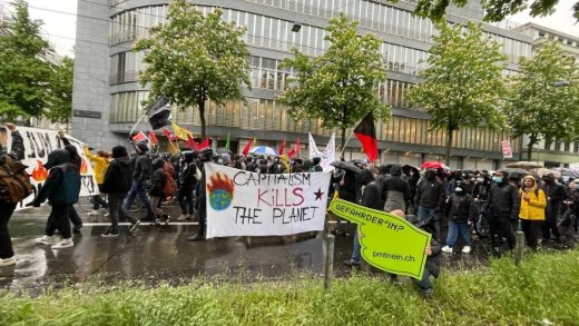 Zwei Anliegen, eine Demo: Gegner des PMT-Gesetz und Klimaaktivisten in Zürich. Bild: Sandro Frei
