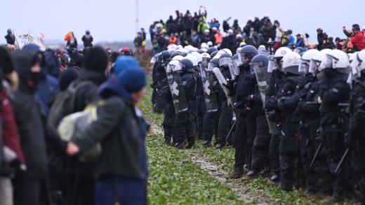 Zusammenstösse zwischen Klimademonstranten und Polizisten im deutschen Lützerath, 14. Januar 2023. Bild: Keystone