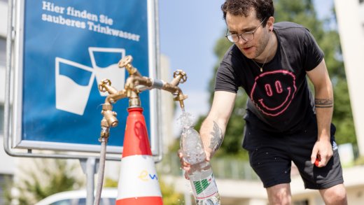 Trinkwasserleitungen müssen in der Schweiz spätestens alle 72 Stunden gespült werden.  Bild: Keystone