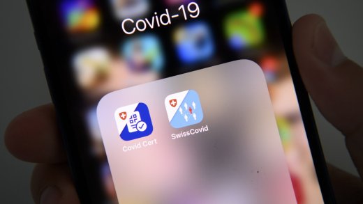 Die Covid-Zertifikats-App und die Swisscovid-App auf einem Apple Iphone. (Bild: Keystone/Laurent Gillieron)