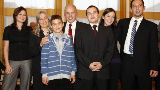 Familienmensch: Ueli Maurer mit seiner Frau Anne-Claude und ihren Kindern nach der Wahl zum Bundesrat. Bild: Keystone