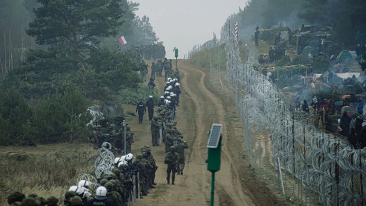 Polnische Soldaten sichern die Grenze zu Weissrussland gegen den Ansturm der Migranten. Bild: Keystone