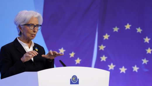 Christine Lagarde, Präsidentin der Europäischen Zentralbank, an der Pressekonferenz nach dem geldpolitischen Entscheid vom 10. März. Lagarde trägt die Verantwortung für die Preisstabilität in der Eurozone und muss zugleich den Währungsraum zusammenhalten. Bild: Keystone