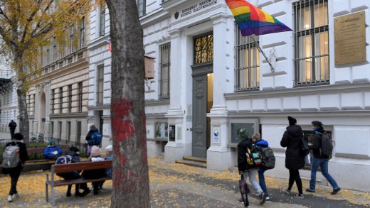 Regenbogenfahne als klarer Standpunkt: Gymnasien ticken links (hier eines in Wien). Foto: Keystone