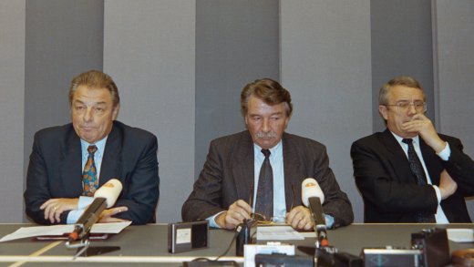 Pressekonferenz des Bundesrates nach der Ablehnung des EWR (von links: Jean-Pascal Delamuraz, René Felber, Arnold Koller). (Archivbild. Keystone)