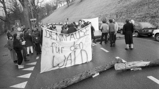 Ein Vorbild für die Klimaaktivisten von heute? Umweltschützer blockieren 1985 im Kampf gegen das Waldsterben vor der Sondersession in Bern eine Strasse. Bild: Keystone