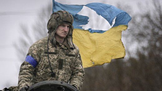 Helden: Ein ukrainischer Panzersoldat ausserhalb von Kiew. Bild: Keystone-SDA
