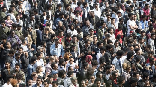 Eritreische Flüchtlinge demonstrieren und reichen eine Petition für eine humanere Flüchtlingspolitik ein, am Freitag, 18. Mai 2018, in Bern. In der Schweiz weisen sie eine der höchsten Sozialhilfequoten auf. (KEYSTONE/Peter Schneider)