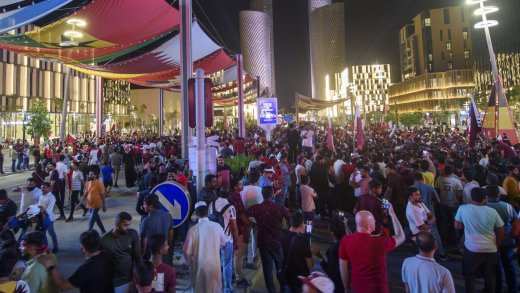 Fussballfans auf dem Lusail Boulevard in Doha, Katar (November 2022). Bild: Keystone