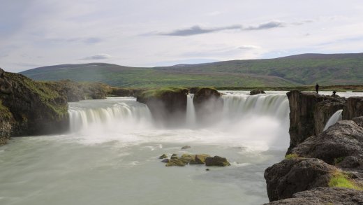 Godafoss in Nord-Island. Seinen Namen erhielt der Wasserfall von dem Goden Porgeir, der sich im Jahre 1000 zum Christentum bekannte. (Bild: Wikimedia Commons)