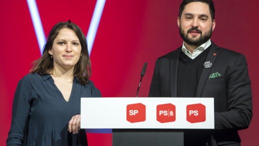 Die zwei Ko-Präsidenten der SP Schweiz: Mattea Meyer und Cédric Wermuth (KEYSTONE/Martial Trezzini)