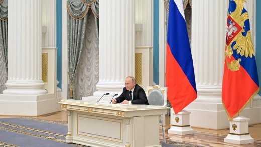 «Worüber sich Putin beklagt: Ein Witz. Was er dem Westen vorwirft: erstunken und erlogen.» Der Machthaber in seinem Palast. Bild: Keystone-SDA