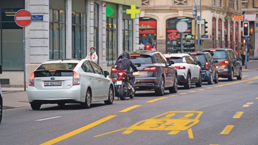 Gibt es schon bald eine eigene Spur für Carpooling, während sich auf den Normalspuren der Verkehr noch mehr staut? Bild: Shutterstock, Montage: Romain Helfer