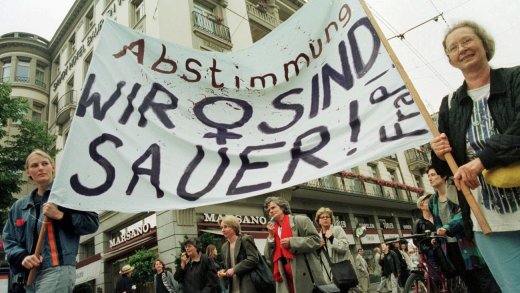 Vermitteln den Eindruck, in einem Zwangsregime zu leben: Frauenprotest 1999 in Zürich. Bild: Keystone