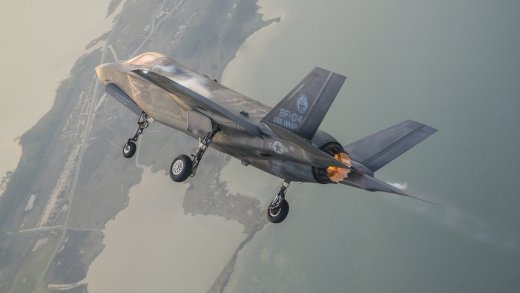 Mit vollem Schub: Eine F-35 düst über den US-Bundesstaat Maryland. Bild: Lockheed Martin