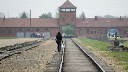 Der Judenhass reicht viel weiter zurück: Eingangstor zum Konzentrationslager Auschwitz-Birkenau. Bild: Keystone