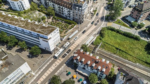 Im Bereich der Nordstrasse in Zürich-Wipkingen ersetzt ein farbiger «Mehrzweckstreifen» die Mittellinie. Fussgängerstreifen gibt es in der 30er-Zone nicht mehr, die Fussgänger haben keinen Vortritt. (Bild: Stadt Zürich/Peter Baracchi)