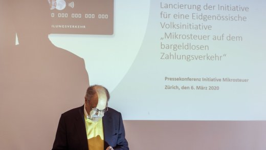 Ein unglücklicher Zeitpunkt für die Lancierung der Mikrosteuerinitiative: Jacob Zgraggen, ehemaliges Mitglied der Geschäftsleitung der Bank Bär, an der Medienkonferenz des Komitees Anfang März 2020. Bild: Keystone