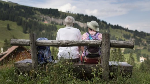 Wegen der Pensionierung der Babyboomer werden in Zukunft immer weniger Werktätige für immer mehr Rentner sorgen müssen. Bild: Keystone