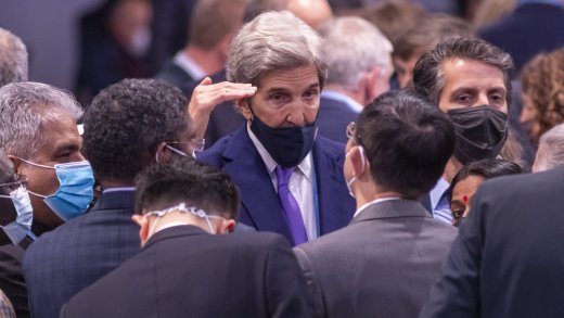 Der amerikanische Klimagesandte John Kerry an der COP26 im Gespräch mit Delegierten aus anderen Ländern. Bild:  Keystone